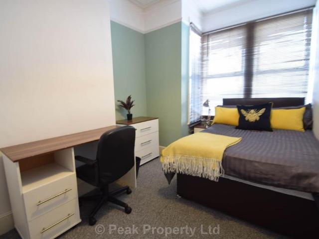 Ambleside Drive, Southend On Sea SS1 1 bed in a house share to rent £525 pcm £121 pw