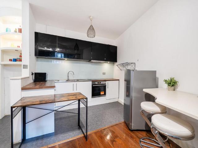 Ambrosden Avenue, Westminster. 1 bed flat to rent £2,167 pcm £500 pw