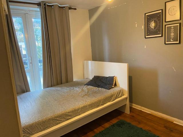 Ambrose Walk, London E3 3 bed house to rent £3,600 pcm £831 pw