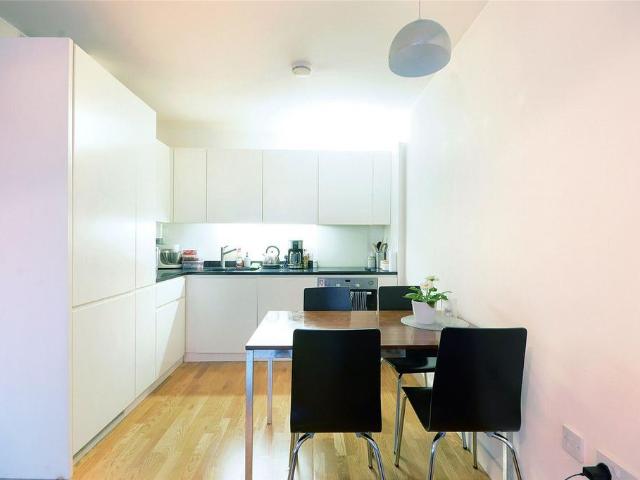 Amelia Street, Elephant and Castle. 1 bed flat to rent £3,150 pcm £727 pw