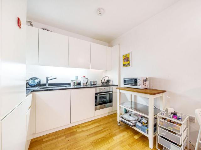 Amelia Street, Elephant and Castle, SE17 1 bed flat to rent £2,300 pcm £531 pw