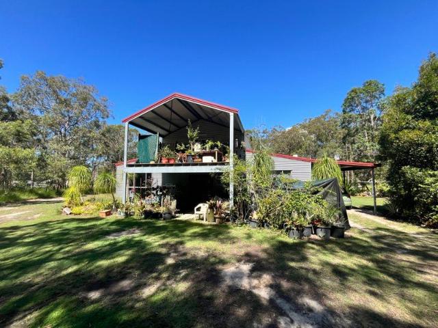 AMERICAN BARN STYLE HOMESTEAD 5 ACRES OF PRIVATE BUSHLAND, MINUTES TO MOORE PARK BEACH