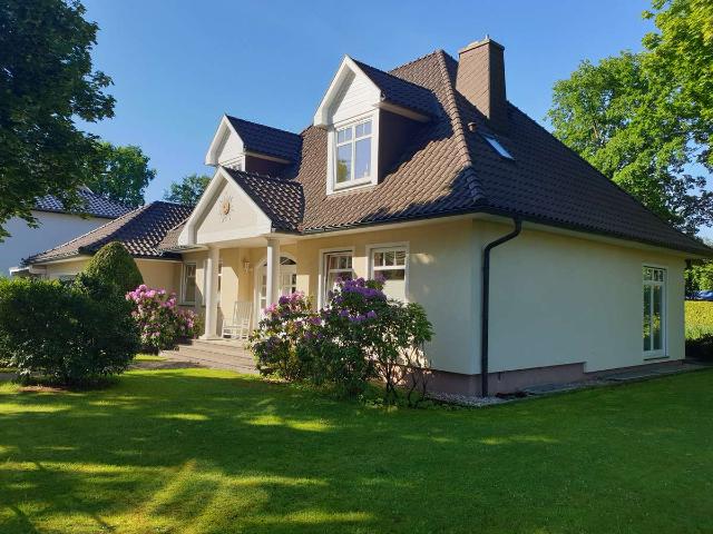 Amerikanisch inspirierte Vorstadt Villa in Schöneiche bei Berlin