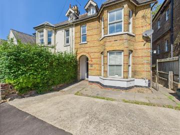 Amersham Hill, High Wycombe. 3 bed duplex to rent £1,650 pcm £381 pw