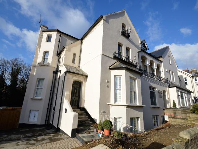 Amersham Hill, High Wycombe, Buckinghamshire HP13, 2 bed flat to rent, £1,495 pcm | PrimeLocation