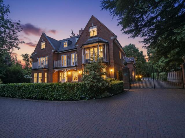 Amersham Road, Fairlawns Amersham. 2 bed apartment to rent £1,675 pcm £387 pw