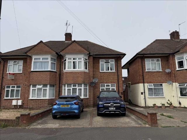 Amesbury Road, Feltham 2 bed maisonette to rent £1,600 pcm £369 pw