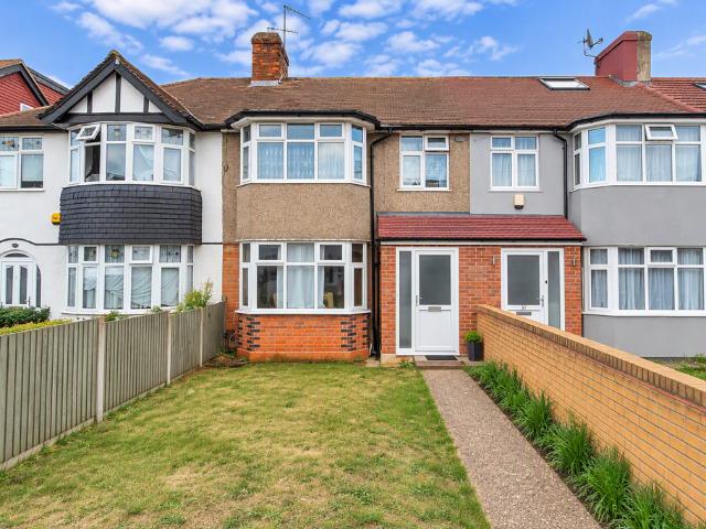 Amhurst Gardens, Isleworth, TW7 3 bed terraced house to rent £2,495 pcm £576 pw