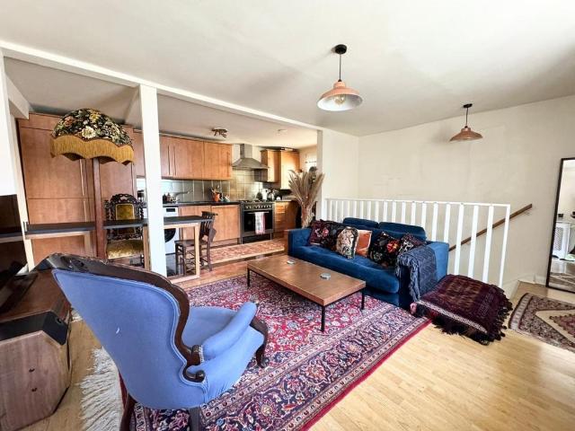 Amhurst Road, Hackney 2 bed flat to rent £2,400 pcm £554 pw