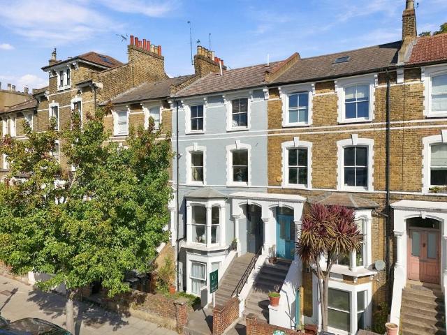 Amhurst Road, London, E8 1 bed flat to rent £2,500 pcm £577 pw