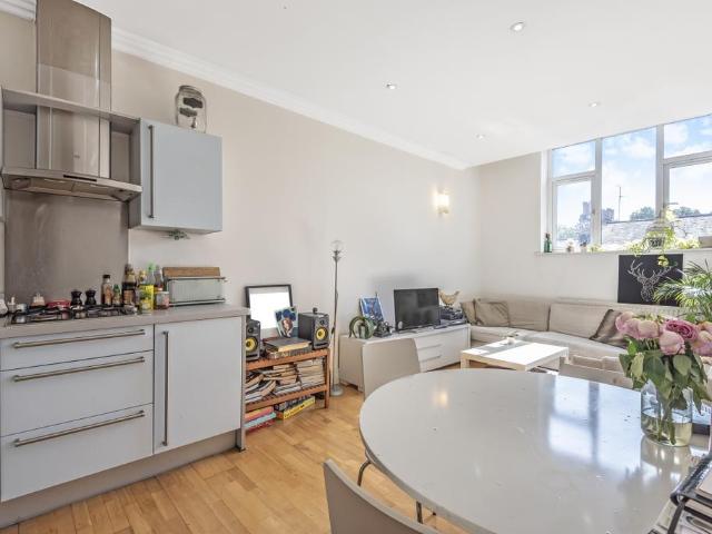 Amhurst Road, Stoke Newington. 2 bed flat to rent £2,500 pcm £577 pw