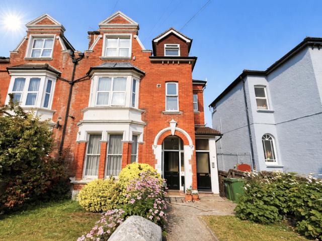 Amherst Road, Bexhill on Sea, TN40 2 bed apartment to rent £1,000 pcm £231 pw