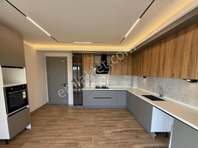 Çamlıca Mahallesinde Ultra Lüks 3+1 150m2 Özel Garajlı Daire