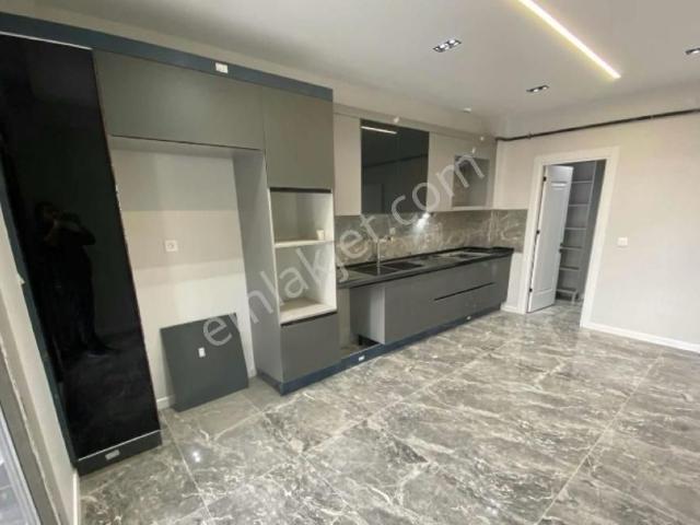 Çamlıca Mahallesinde 3+1 Giyinme Odalı Satılık Daire