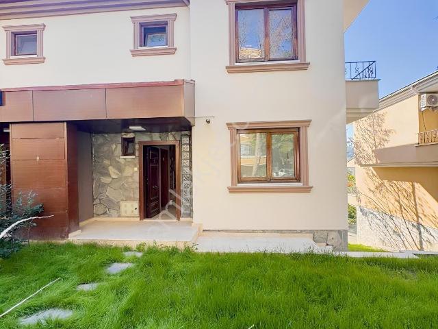 Çamlıcada 5+1 Villa