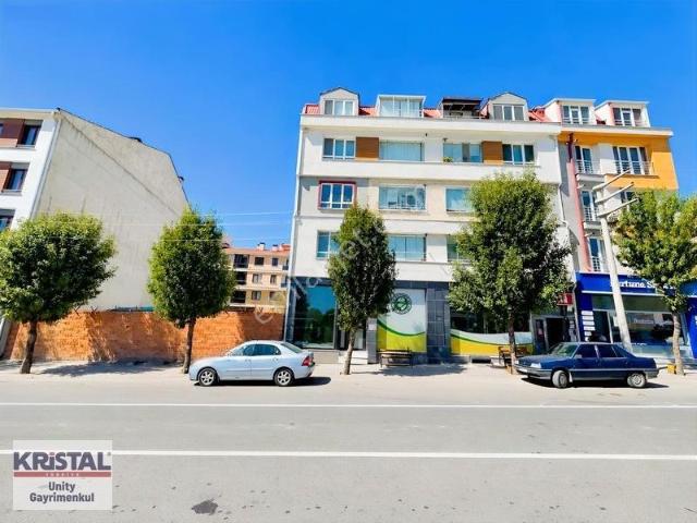 Çamlıca'da Bulvar Cepheli Ara Kat Asansörlü Kiralık 2+1