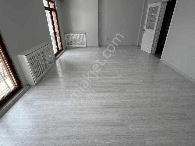 Çamlıca'da Ferah Salonu Ve Mutfağı Olan 2+1 Dairemiz Kiralık
