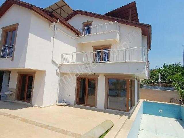 Çamlıca'da Konut Veya İşyeri Kullanımına Uygun 7+1 Forleks Villa