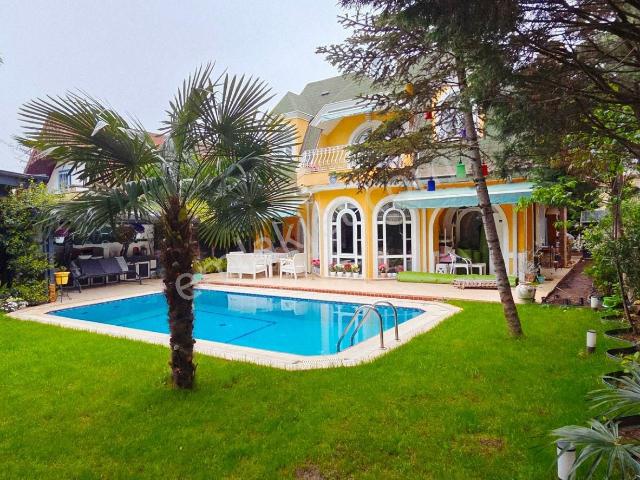 Çamlıbelde Sitesi 480m2 Bahçeli Havuzlu Triplex 4+2 Satılık Villa