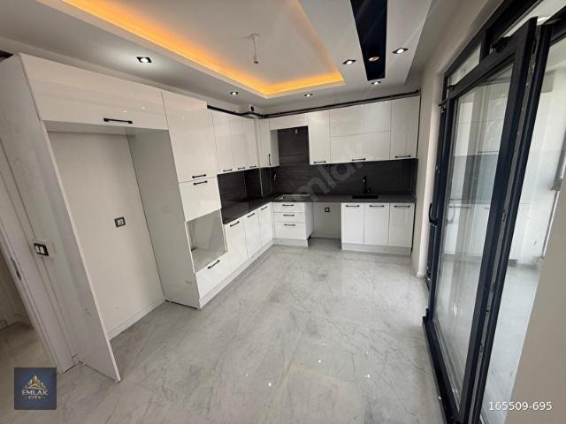 ÇAMLICA BEHÇET NECATİGİL CADDESİ ÜZERİ KAPALI GARAJLI 3+1 DAİRE