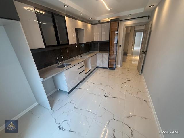 ÇAMLICA'DA GENİŞ GİYİNME ODALI LÜKS SATILIK 2+1 DAİRE