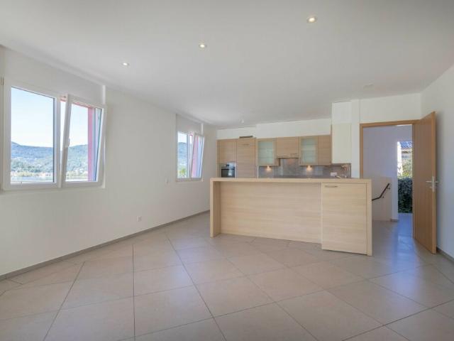 AMPIA VILLA 5.5 CON GIARDINO E VISTA LAGO IN COLLINA D'ORO