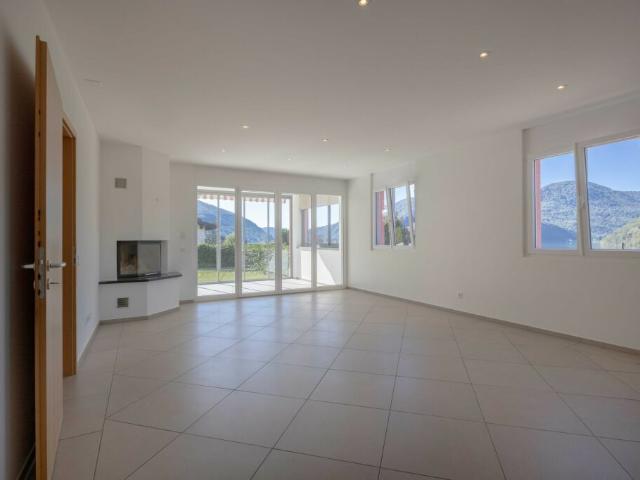 AMPIA VILLA 5.5 CON GIARDINO E VISTA LAGO IN COLLINA D'ORO