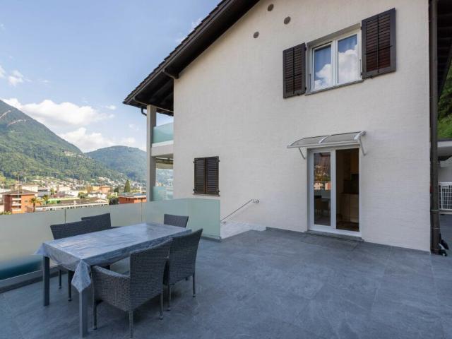 AMPIA VILLA 7.5 LOCALI COME NUOVA VISTA LAGO A CANOBBIO