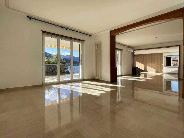 AMPIA VILLA 8.5 CON MAGNIFICA VISTA LAGO A COLLINA D'ORO