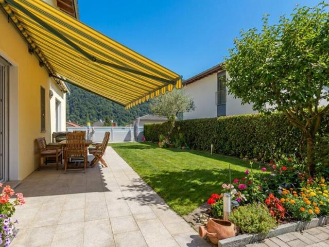 AMPIA VILLA UNIFAMILIARE 5.5 LOCALI CON PISCINA A MEZZOVICO