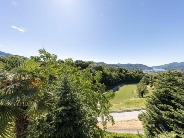 Ampia villa con tre appartamenti, piscina e vista aperta