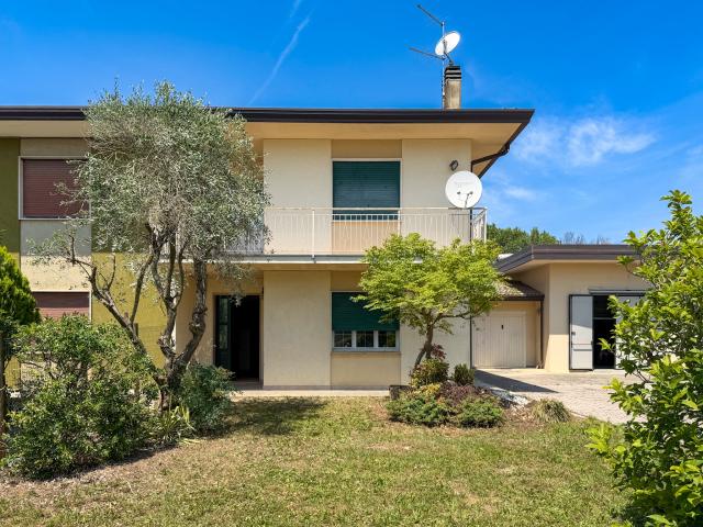 Ampia bifamiliare con giardino e garage a Sant'Ambrogio di Trebaseleghe