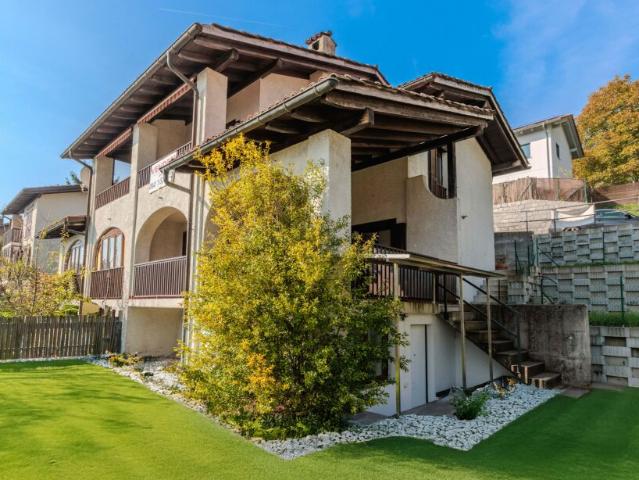 AMPIA CASA BIFAMILIARE DI 4.5 LOCALI CON BILOCALE AD AROGNO