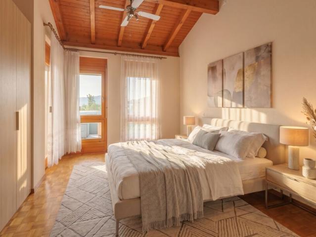 AMPIA CASA GEMELLA DI 7 LOCALI CON GIARDINO A LIGORNETTO