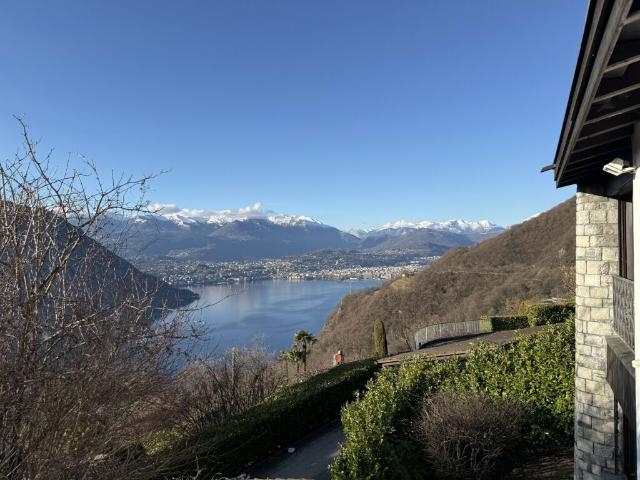 AMPIA CASA 4.5 LOCALI CON SPETTACOLARE VISTA LAGO AD AROGNO