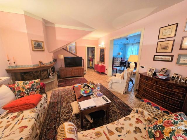 Ampia porzione di villetta bifamiliare con giardino in vendi. 250m² Massa e Cozzile