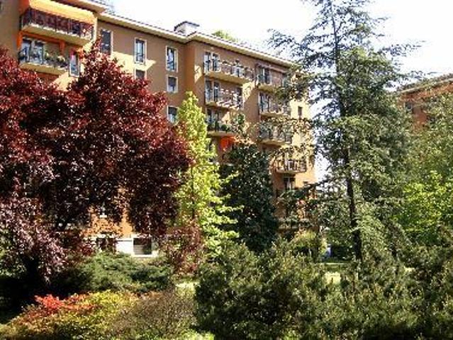 Ampio 5 locali in locazione in stabile signorile con giardino