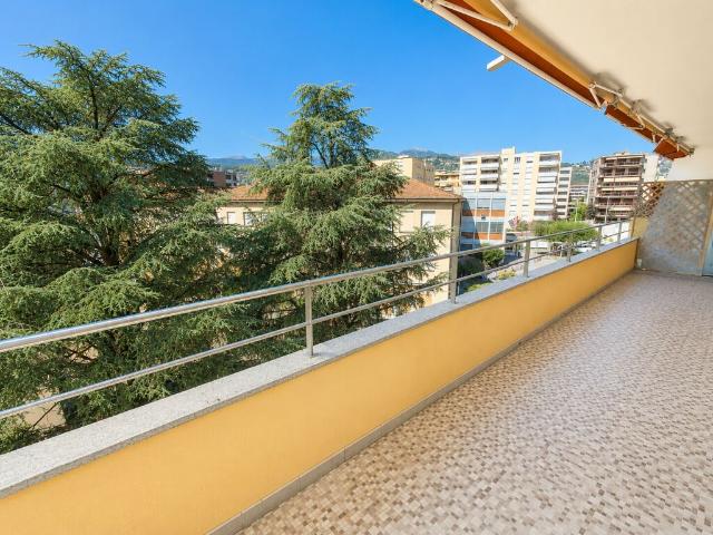AMPIO 3.5 LOCALI CON GRANDE TERRAZZA IN CENTRO A VIGANELLO