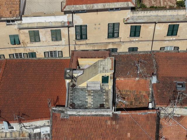 Ampio trilocale parzialmente ristrutturato nel cuore di Fina. 94m² Finale Ligure