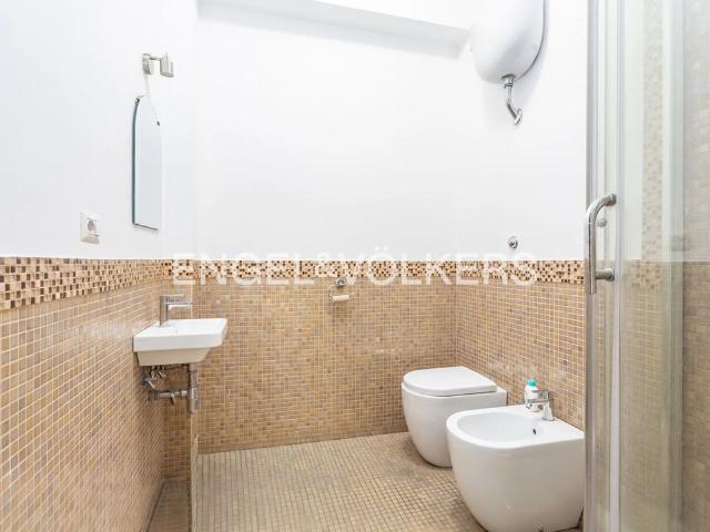 Ampio ufficio con parcheggio privato – EUR Val Fiorita