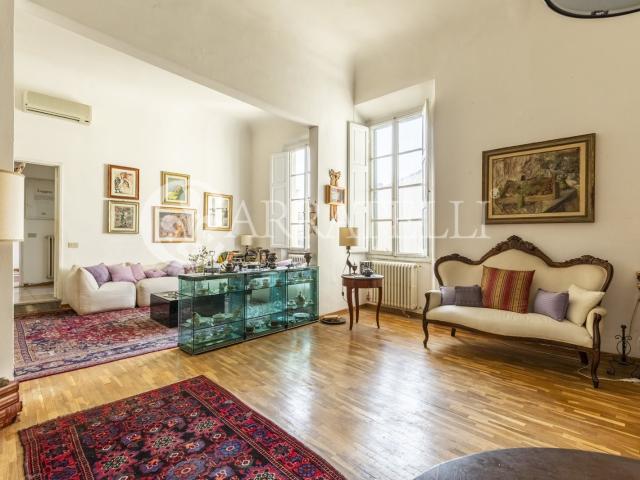 Ampio ultimo piano con ascensore in Palazzo Storico nel cuor. 168m² Firenze