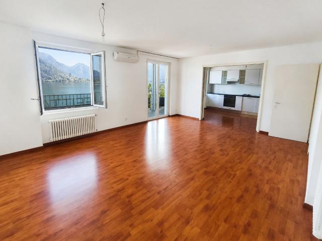 Ampio appartamento 4,5 locali rinnovato con terrazzo e stupenda vista lago in piccola palazzina di soli due appartamenti