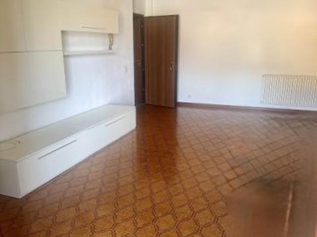 Ampio appartamento di mq. 100 semi/arredato
