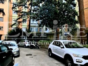 Ampio appartamento piano alto in parco con posto auto