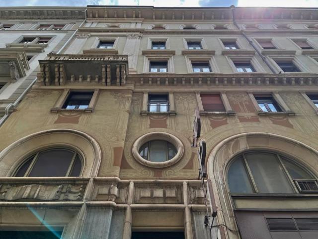 Ampio appartamento ristrutturato con balcone in palazzo signorile