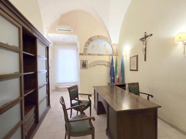 Ampio appartamento/studio con locali voltati e tre bagni in. 130m² Francavilla Fontana