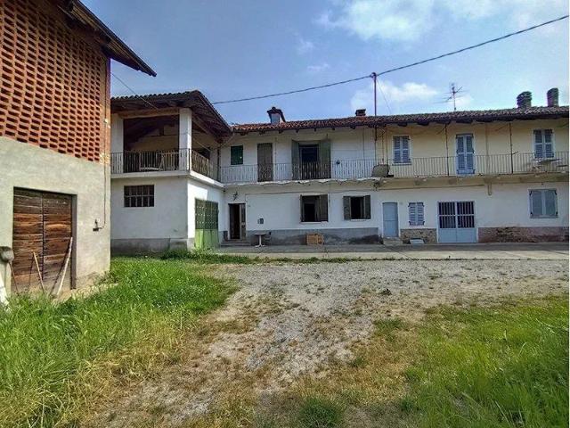 Ampio cascinale in piccola borgata 540m² Dogliani