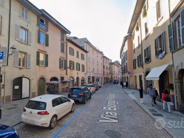 Ampio Monolocale arredato con balcone a Bergamo