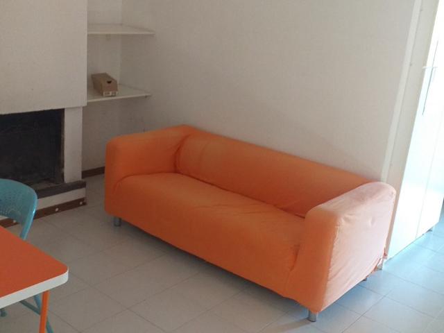 Ampio monolocale con camino e balcone