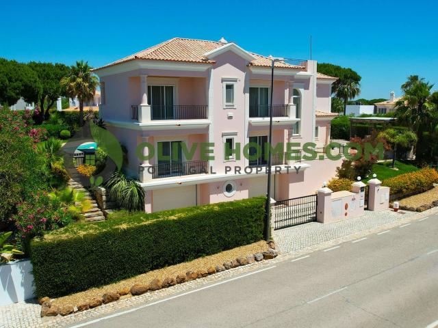 Elegante Moradia T5 de 3 Pisos com Jardins Exuberantes